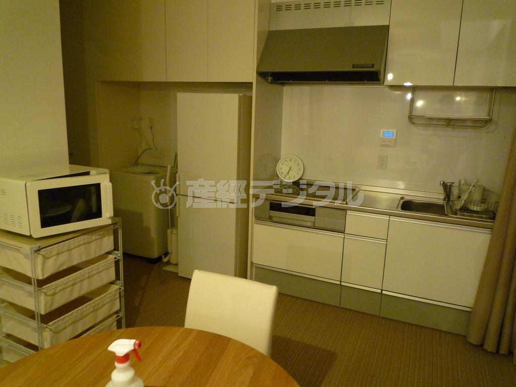 患者の子供と家族が一緒に暮らせるようにした小児がん専門医療施設「チャイルド・ケモ・ハウス」（チャイケモ）の病室。キッチンには冷蔵庫や電子レンジが備え付けられており、家と同じように料理ができる＝２０１４（平成２６）年９月１９日、兵庫県神戸市中央区（高千穂大学＿有志学生記者、佐藤崇宏撮影）