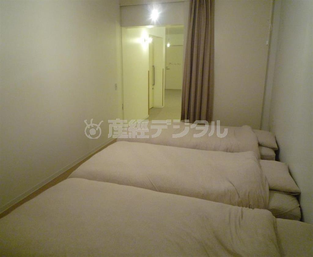 ３つ並んだふかふかのベット。２つあるうちの奥の入り口は、病院の施設につながっている＝２０１４（平成２６）年９月１９日、兵庫県神戸市中央区（高千穂大学＿有志学生記者、佐藤崇宏撮影）