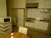 患者の子供と家族が一緒に暮らせるようにした小児がん専門医療施設「チャイルド・ケモ・ハウス」（チャイケモ）の病室。キッチンには冷蔵庫や電子レンジが備え付けられており、家と同じように料理ができる＝２０１４（平成２６）年９月１９日、兵庫県神戸市中央区（高千穂大学＿有志学生記者、佐藤崇宏撮影）