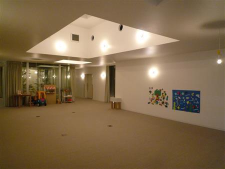 子供たちが動き回ることができるよう、広いスペースが設けられている＝２０１４（平成２６）年９月１９日、兵庫県神戸市中央区（高千穂大学＿有志学生記者、佐藤崇宏撮影）