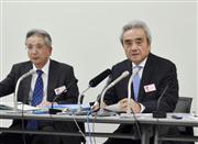 決算会見に臨むセブン＆アイ・ホールディングスの村田紀敏社長（右）＝２日午後、東京都中央区