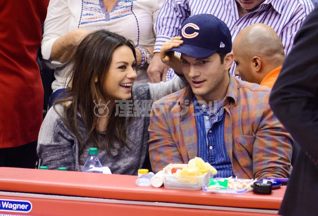 女優、ミラ・クニスさん（左）と、婚約者の人気俳優、アシュトン・カッチャーさん＝２０１４年３月２２日、米カリフォルニア州ロサンゼルス（ゲッティ＝共同）