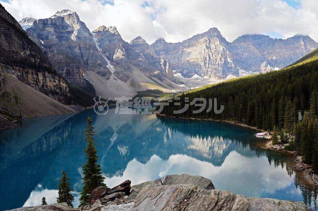 １０の峰に囲まれたモレーン湖。最もカナディアン・ロッキーらしい風景で、カナダの二十ドル札の図柄にもなっている＝２０１４年８月２８日、カナダ・ブリティッシュコロンビア州（唐木英明さん撮影）