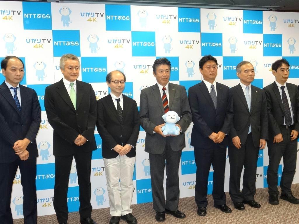 ４Ｋサービスの開始をアピールするＮＴＴぷららの板東浩二社長（中央）ら＝３日、東京都千代田区