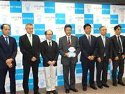 ４Ｋサービスの開始をアピールするＮＴＴぷららの板東浩二社長（中央）ら＝３日、東京都千代田区