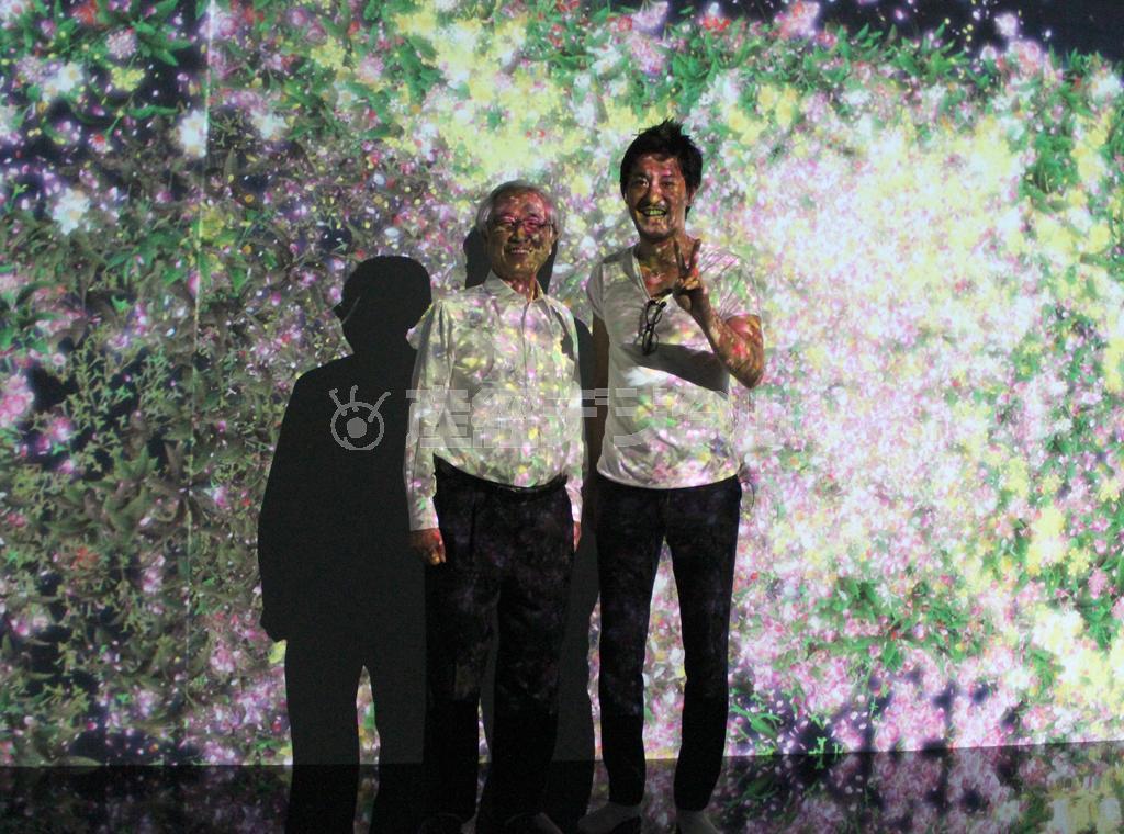 作品に映り込むチームラボの猪子寿之代表（右）と豊後高田市の永松博文市長（日下紗代子撮影）