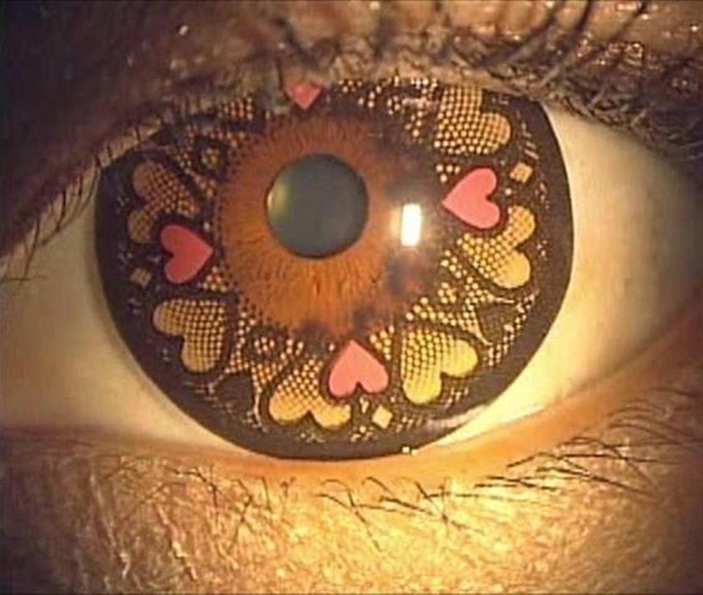 目を大きく見せるカラコン。写真は未承認レンズだが、スマートフォンから簡単に購入できる（植田教授提供）