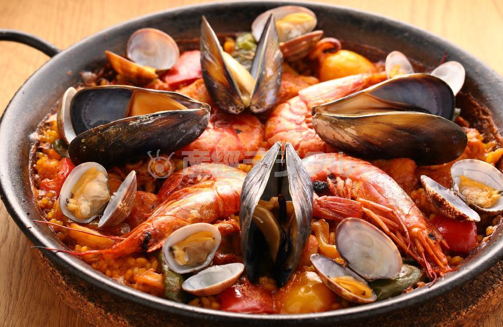 海の幸のパエリア（小鍋１７００円、大鍋３４００円）。ムール貝、アサリ、アンコウや海老などふんだんに海の幸が楽しめる一品。※価格はすべて税別です＝２０１４年９月２９日、京都市中京区（恵守乾撮影）