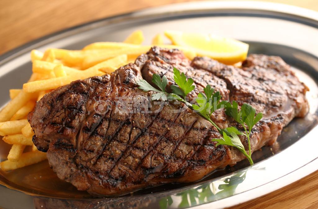 牛リブロース炭火焼き（３８００円）は３００グラムというボリュームに驚かされる。炭火でじっくりと焼かれた赤身は肉汁とうまみが閉じ込められ、味わい深い。パンとワインとともに頂いて。※価格はすべて税別です＝２０１４年９月２９日、京都市中京区（恵守乾撮影）