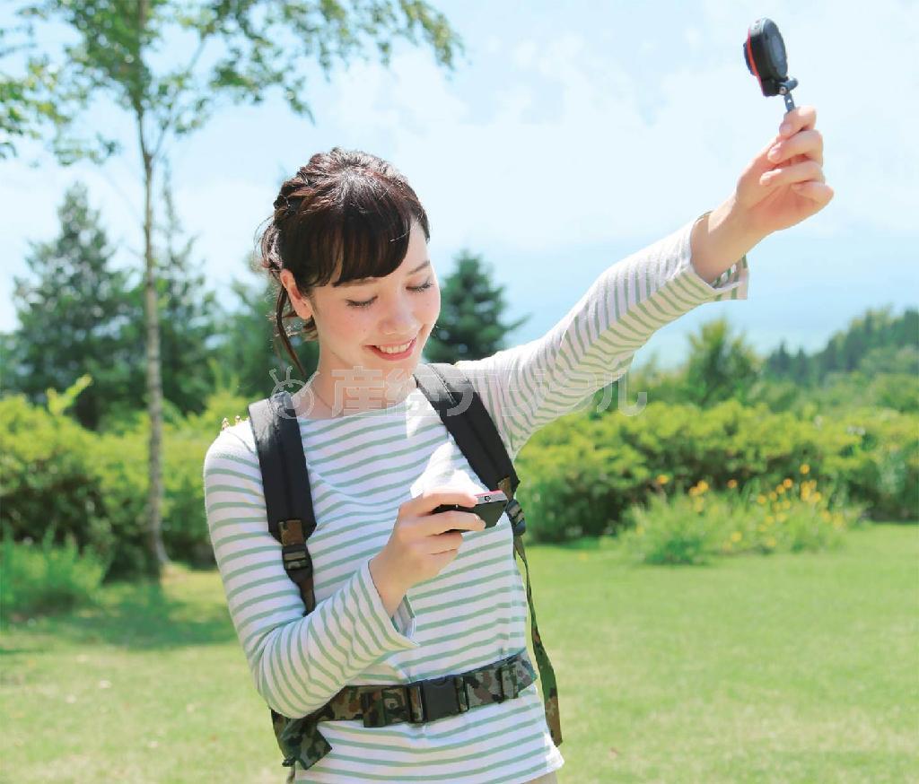 【私のイチオシ】「ＥＸ－ＦＲ１０」。広角２１ミリの単焦点レンズとタッチパネルのコントローラー部分が外れる画期的で奇想天外なカメラが発売されました。片手でレンズの方を持ち、高い位置から自分を撮ることもできますね（提供写真）