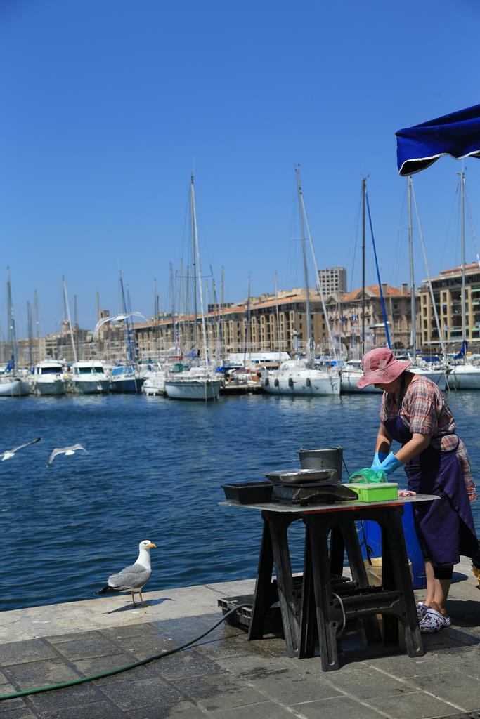 地面や水面、建物と水平のラインがいたるところにある場合は、とくに水平垂直を気を付けて撮るようにしましょう＝２０１４年６月２６日、フランス・マルセイユ（須藤夕子さん撮影）