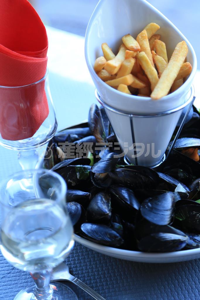 【ＯＫ！】ムール貝とワインの写真です。食べ物は縦に撮る方が奥行きも出てバランスの良い写真が撮れることが多いです。一番見せたいムール貝にピント、あとのポテトや白ワインはボケても分かりますので、ピントをわざわざ合わせなくてもいいですね＝２０１４年６月２６日、フランス・マルセイユ（須藤夕子さん撮影）