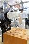 将棋界初のプロ将棋専用ロボットアーム「電王手くん」＝６日午後、千葉県千葉市の幕張メッセ（宮崎瑞穂撮影）