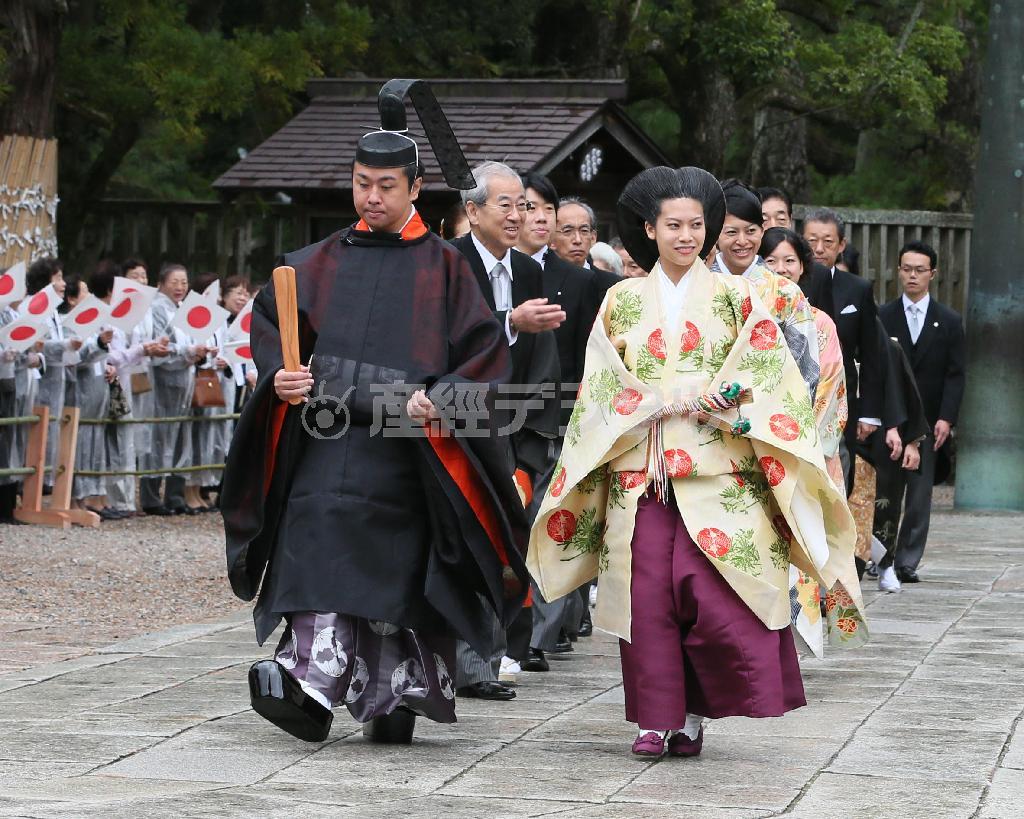 結婚式を行うため出雲大社の拝殿へ向かわれる高円宮妃久子さまの次女、典子さまと千家国麿さん＝２０１４年１０月５日午前１１時５分、島根県出雲市の出雲大社（志儀駒貴撮影）