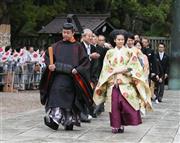 結婚式を行うため出雲大社の拝殿へ向かわれる高円宮妃久子さまの次女、典子さまと千家国麿さん＝２０１４年１０月５日午前１１時５分、島根県出雲市の出雲大社（志儀駒貴撮影）