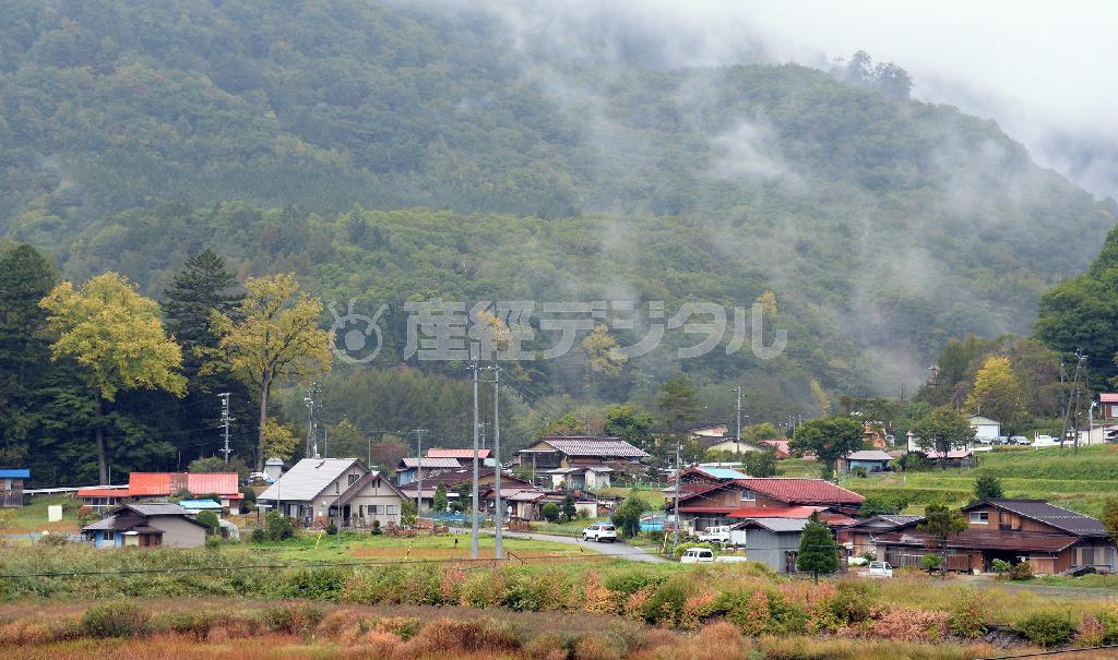 大雨による土石流で孤立する恐れがあるとして、避難勧告が出された長野県木曽郡王滝村滝越地区＝２０１４年１０月６日午前（川口良介撮影）