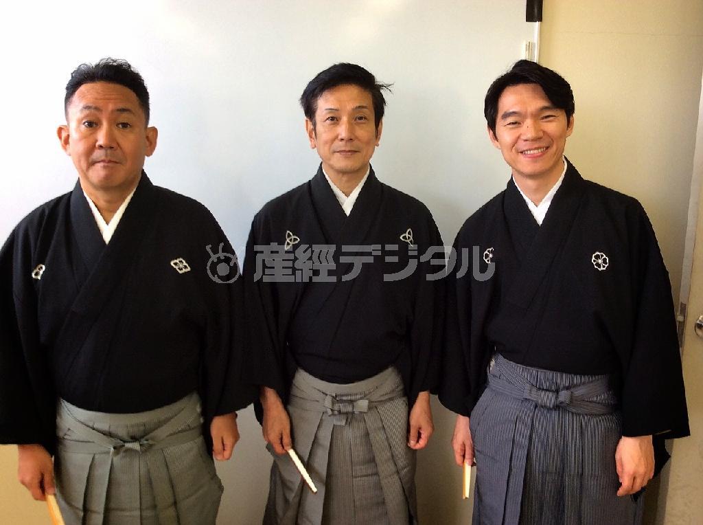 ９月の「松竹落語会」で桂米團治（かつらよねだんじ）師匠（中）、林家正蔵（はやしやしょうぞう）師匠。写真右は柳家花緑（やなぎやかろく）さん。この後、米團治師匠はちゃんと寝ぐせを直して高座へ＝２０１４年（柳家花緑さん提供）