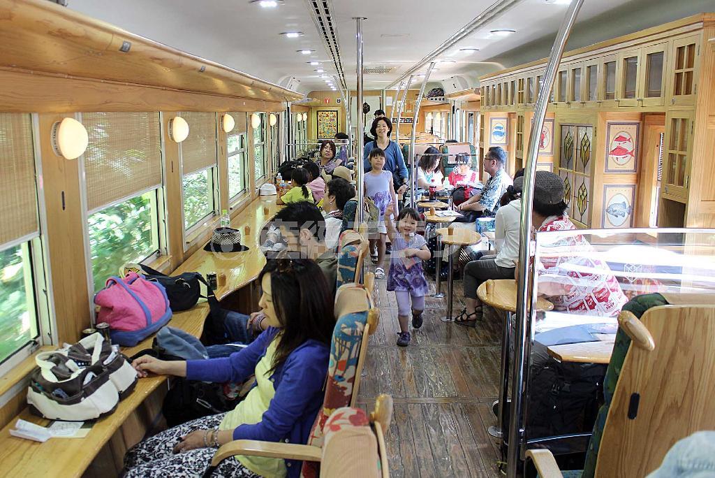 「指宿のたまて箱」の車内は海に面して座席が配置され、桜島や錦江湾などの絶景を満喫できる＝２０１４年７月２７日、鹿児島県指宿市（鈴木健児撮影）