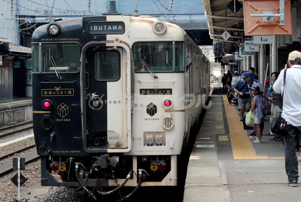 鹿児島中央－指宿間を走る「指宿のたまて箱」は、白と黒のツートンカラーの車体が特徴。今年６月、土砂崩れで脱線したが、１カ月弱の運休の後、運転を再開した＝２０１４年７月２７日、鹿児島県鹿児島市（鈴木健児撮影）