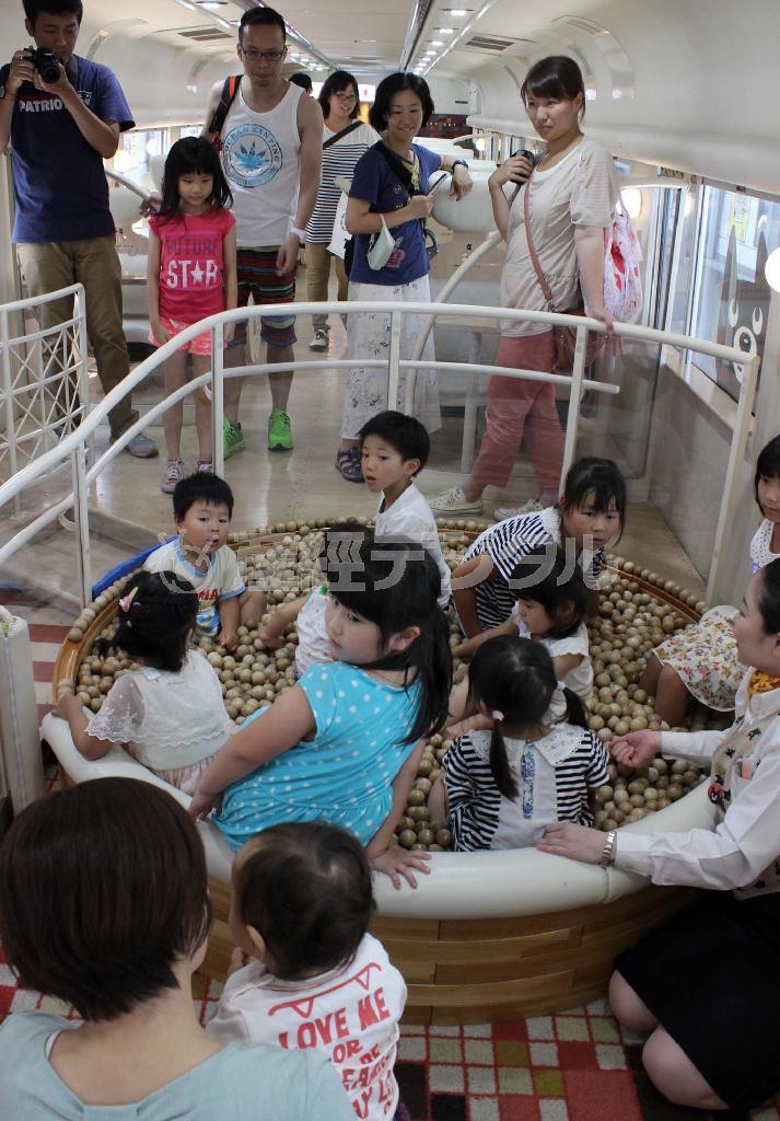 熊本－宮地（熊本県阿蘇市）を１日２往復する「あそぼーい！」。３号車には、乗務員と一緒に子供たちが遊べる空間「木のプール」や図書室もある＝２０１４年７月２９日、熊本県菊池郡大津町（鈴木健児撮影）