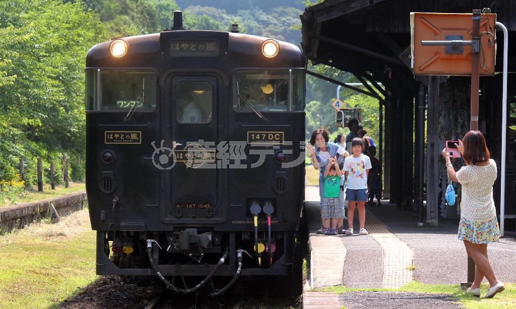 鹿児島中央－吉松（鹿児島県姶良郡湧水町）を走る「はやとの風」。大隅横川駅で数分間停車し、乗客らは車両や古い駅舎などを背景に記念撮影を行った＝２０１４年７月２８日、鹿児島県霧島市（鈴木健児撮影）
