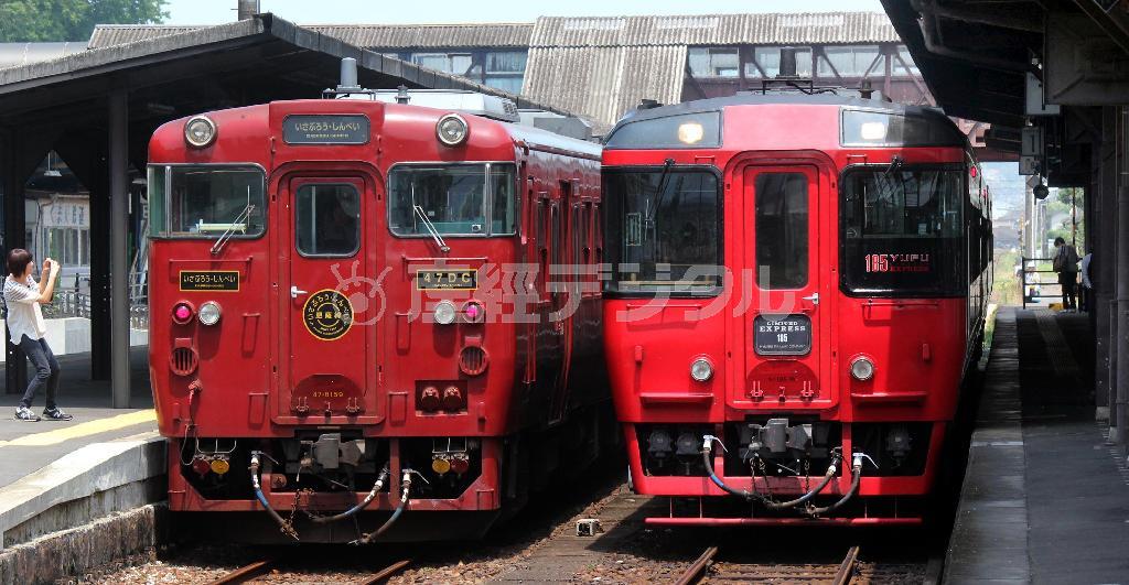 人吉駅（熊本県人吉市）に到着した「いさぶろう・しんぺい」（左）。九州横断特急に乗り継ぎができる＝２０１４年７月２８日（鈴木健児撮影）