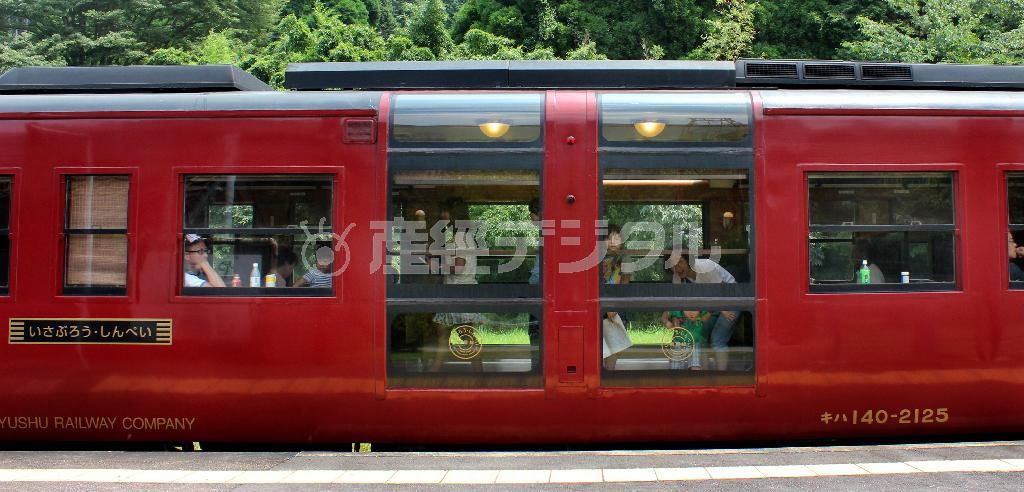 大畑（おこば）駅で停車した「いさぶろう・しんぺい」。車両中央部のガラス張りの展望スペースが特徴的だ＝２０１４年７月２８日、熊本県人吉市（鈴木健児撮影）