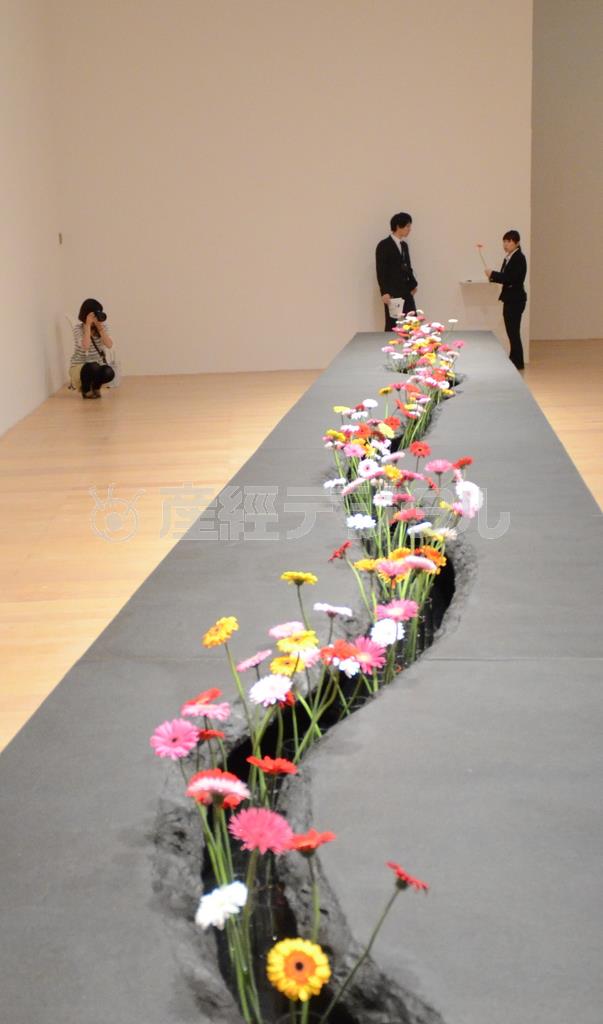 入館者が花を持ち帰り、見知らぬ人に贈る「ひろがる花園」＝２０１４年９月１９日、東京都港区（原圭介撮影）