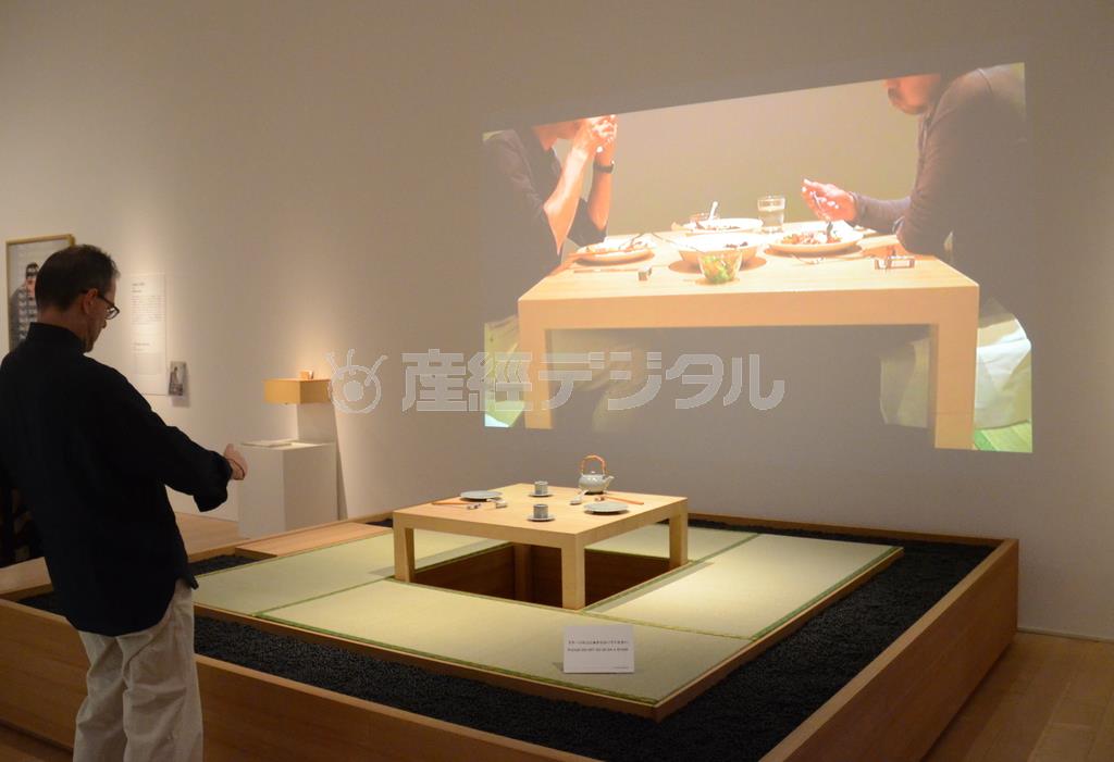 リー・ミンウェイ（李明維）と誰かが食事をしている映像が流れるプロジェクト「ともに食す」＝２０１４年９月１９日、東京都港区（原圭介撮影）