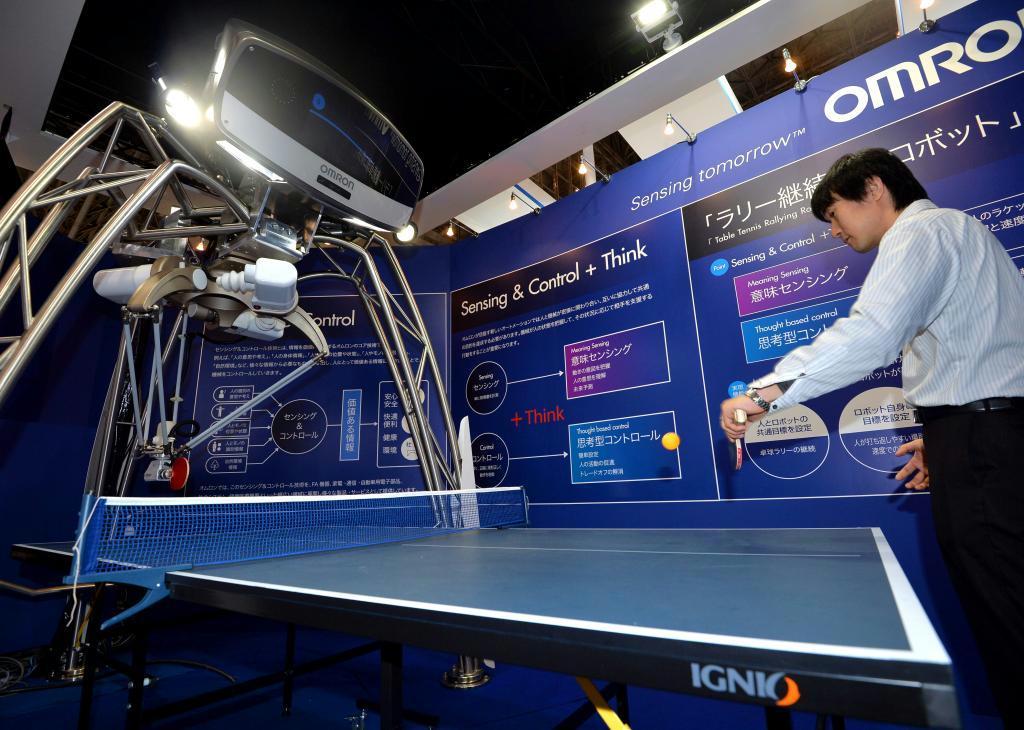 オムロンの「ラリー継続卓球ロボット」＝６日午後、千葉市美浜区の幕張メッセ