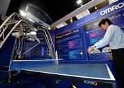 オムロンの「ラリー継続卓球ロボット」＝６日午後、千葉市美浜区の幕張メッセ