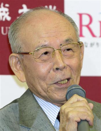 ノーベル物理学賞に決まり、記者会見する赤崎勇・名城大終身教授＝７日夜、名古屋市天白区の名城大