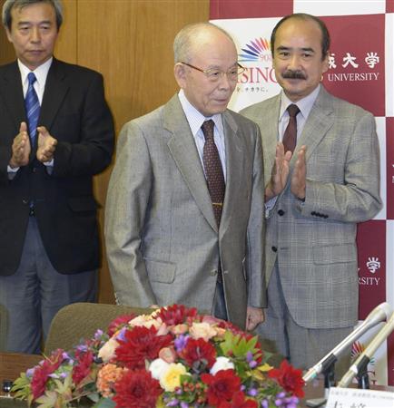 ノーベル物理学賞に決まり、記者会見に拍手で迎えられる赤崎勇・名城大終身教授＝７日夜、名古屋市天白区の名城大