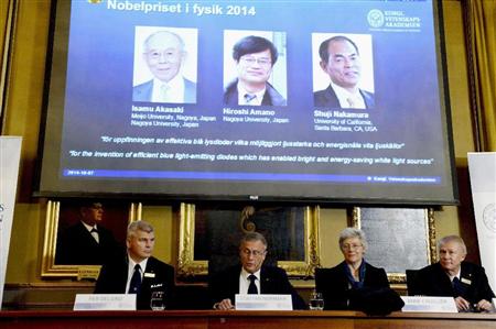 スウェーデンの王立科学アカデミーがノーベル物理学賞の授与を発表し、スクリーンに映し出された（左から）赤崎勇・名城大終身教授、天野浩・名古屋大教授、中村修二・米カリフォルニア大サンタバーバラ校教授＝７日、ストックホルム（ＡＰ）
