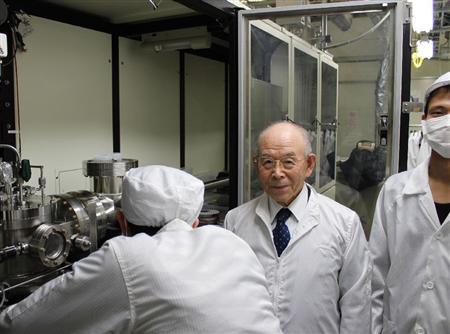 学生と実験する赤崎勇氏＝２０１１年（名城大提供）