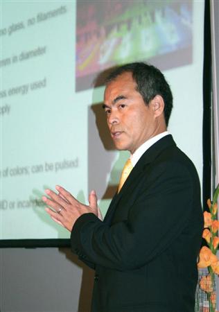 ２００６年９月、ミレニアム技術賞の授賞式を前に記者会見する中村修二氏＝ヘルシンキ（共同）