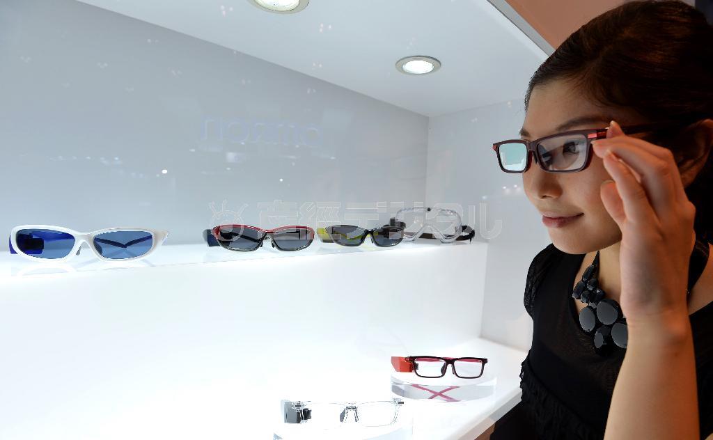 レンズの内側にマニュアルや指示を映すことで、作業員らが両手を使いながら確認できる東芝の眼鏡型端末の試作機＝２０１４年１０月６日、千葉県千葉市美浜区の幕張メッセ（宮崎瑞穂撮影）