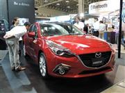 マツダが初公開した自動運転車の試作車。自動運転ながら「走る喜び」を重視したことが特徴だ＝２０１４年１０月６日、千葉県千葉市美浜区（田邉裕晶撮影）