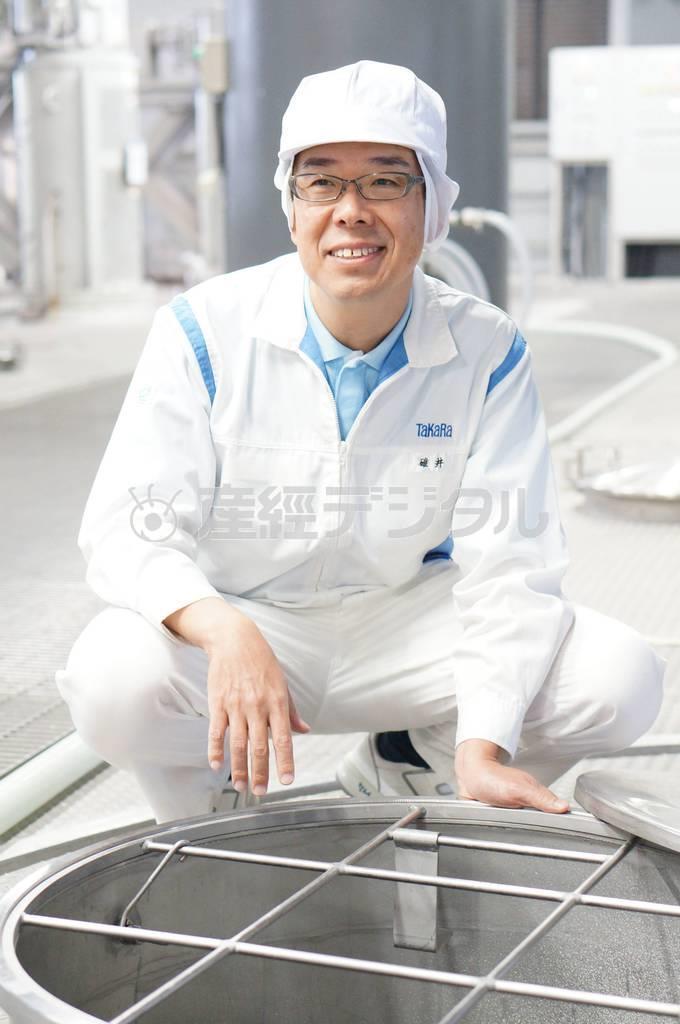 タンク内の日本酒を点検する碓井規佳（うすい・のりよし）工場長。「酒造りに必要なのは、技術と愛情」と語る＝２０１４年９月１８日、兵庫県神戸市東灘区（ニュースペース・コム撮影）