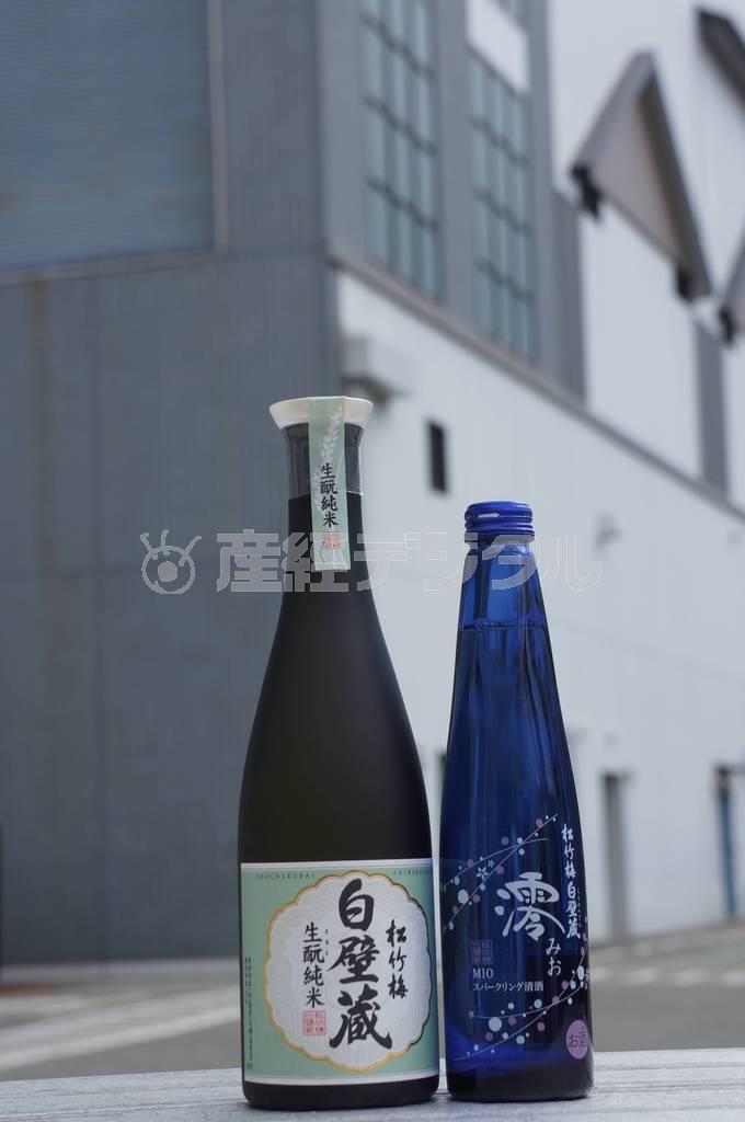 白壁蔵（しらかべぐら）で製造された宝酒造を代表するブランド「白壁蔵木？（きもと）純米」（左）と「澪（みお）」＝２０１４年９月１８日、兵庫県神戸市東灘区（ニュースペース・コム撮影）