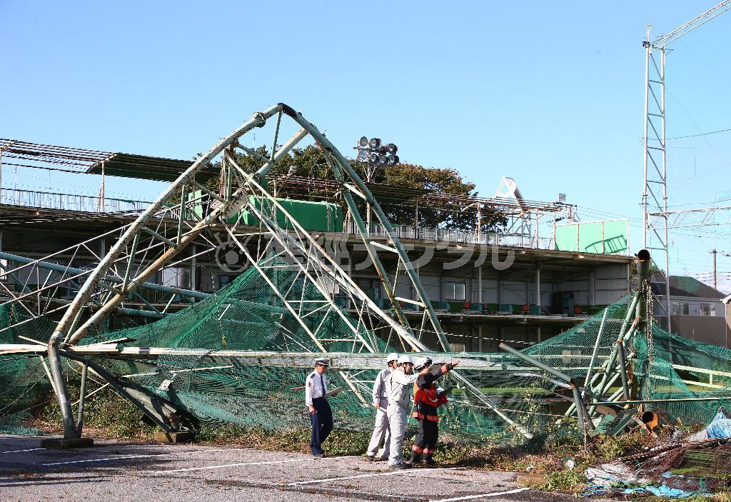 強風を受けて倒れたゴルフ練習場「鎌ケ谷ミナトゴルフセンター」の鉄柱＝２０１４年１０月６日午後、千葉県鎌ケ谷市（吉澤良太撮影）