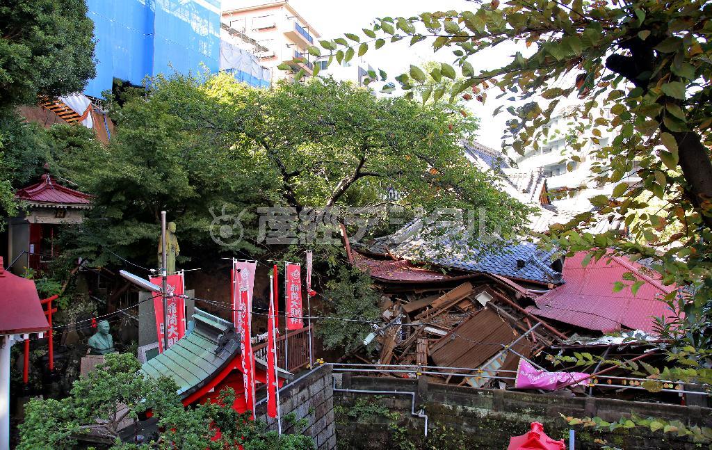 土砂崩れが起きて倒壊した成田山横浜別院の仮本堂＝２０１４年１０月６日午後、神奈川県横浜市中区（早坂洋祐撮影）