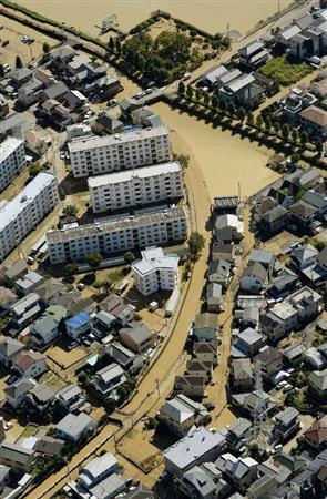 冠水した静岡市清水区の市街地＝２０１４年１０月６日午後（共同通信社ヘリから撮影）