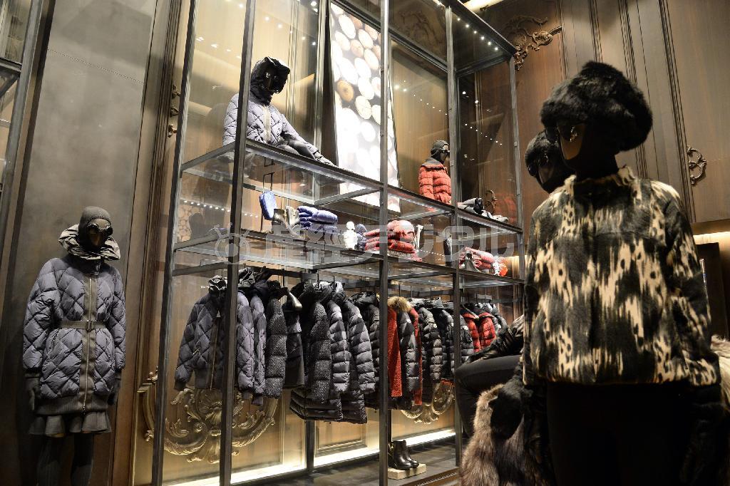 毛皮にプリントを施した外側と、内部はナイロン素材のウィメンズリバーシブルコート「オレゴン」（右、５８万１０００円）。※価格はすべて税別です＝２０１４年９月２６日、東京都港区（川口良介撮影）