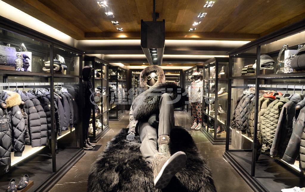 メンズフロアには挑戦的なコーディネートも＝２０１４年９月２６日、東京都港区（川口良介撮影）