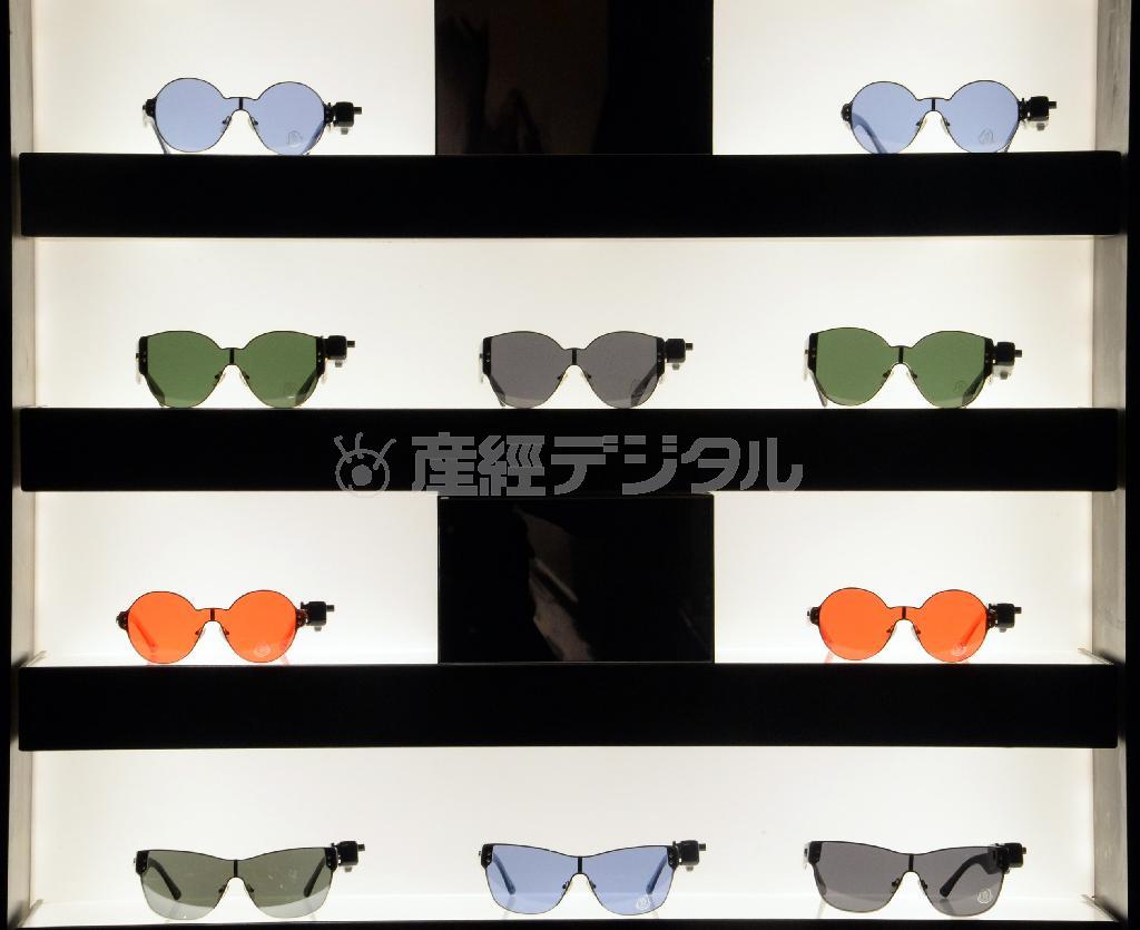 コートとのコーディネートに合うサングラスもそろう。３万円台から。※価格はすべて税別です＝２０１４年９月２６日、東京都港区（川口良介撮影）