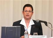 ２０１４年１２月期連結決算の見通しを発表する日本マクドナルドホールディングスのサラ・カサノバ社長＝７日、東京都中央区