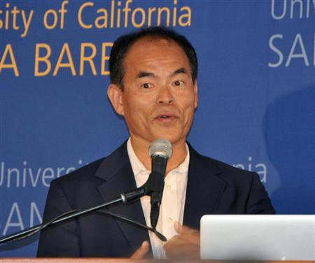 ノーベル物理学賞に決まり、所属先の米カリフォルニア大サンタバーバラ校で記者会見する中村修二教授＝７日、サンタバーバラ（共同）