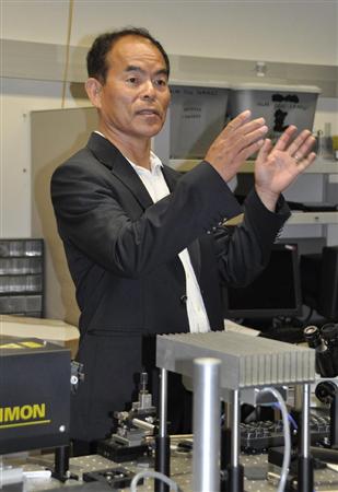 米カリフォルニア大サンタバーバラ校の研究所で、現在の研究テーマなどについて話す中村修二教授＝７日、サンタバーバラ（共同）