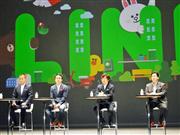 ＬＩＮＥの戦略発表会見で報道陣の質問に答える（右から）舛田淳上級執行役員、森川亮社長、出沢剛最高執行責任者、田端信太郎上級執行役員＝９日午後、千葉県浦安市の「アンフィシアター」（山沢義徳撮影）